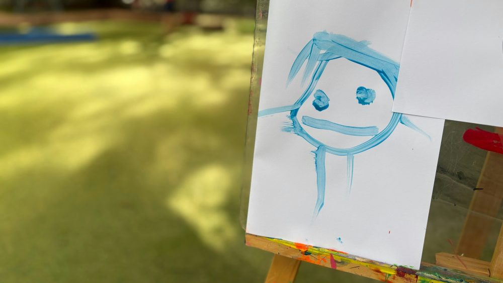 Children´s drawing. Photo by Renee Mitchell on Unsplash.
